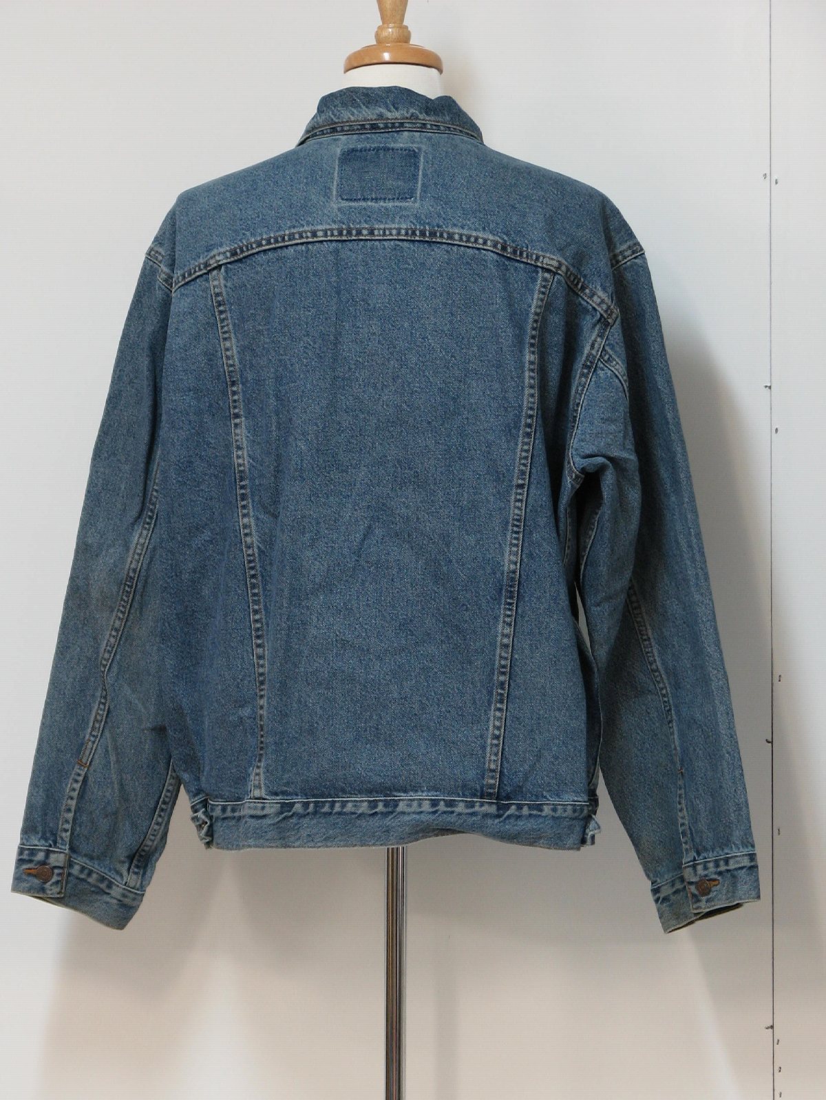 70s Retro Jacket: Late 70s or early 80s -Levis- Mens unlined blue ...